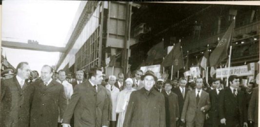 Ceausescu in vizita la Fortus alaturi de Ion Iliescu