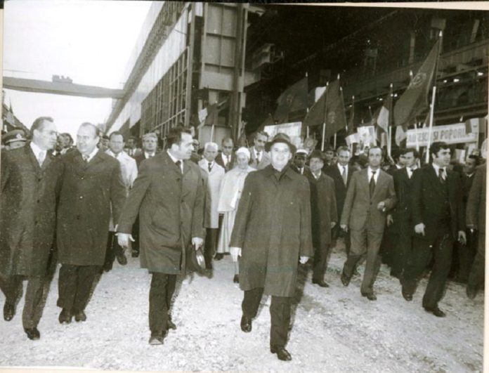 Ceausescu in vizita la Fortus alaturi de Ion Iliescu