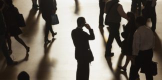 El este şmecherul care a dat lovitura! Zeci de ieşeni vor despăgubiri de mii de euro de la individ! (EXCLUSIV) Un barbat care vorbeste la telefon