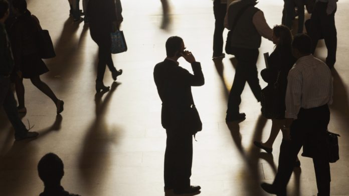 Un barbat care vorbeste la telefon