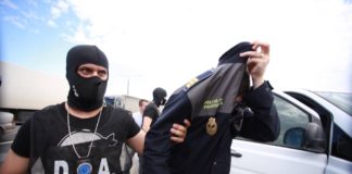 Vameşi şi poliţişti de frontieră, judecaţi pentru mită și trafic de influență! politist de frontiera retinut