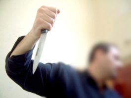 Horror! Femeie, tăiată pe faţă după o criză de gelozie! Ce a păţit agresorul! Un barbat cu un cutit in mana