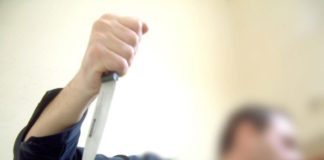 Crimă oribilă, la Iaşi! I-a tăiat gâtul în somn, apoi a îngropat-o în spatele casei! (EXCLUSIV) Un barbat cu un cutit in mana