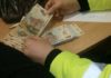 Scandal, la Poliția Rutieră! Promisiuni pentru carnete de conducere și autorizații de taximetrie! bani la politist-1