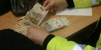 Şpagă, la poliţist! 1.000 de euro, ca „să nu dea mai departe dosarul”! bani la politist-1