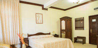 Hotelul Diplomat vandut in contul datoriilor. Patronii trebuie sa aduca si bani de acasa