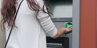 O ucraineancă a fugit de război pentru a putea jefui în Iaşi! Femeie lăsată fără carduri într-un magazin de haine! (EXCLUSIV) Femeie la bancomat