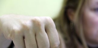 Un violator a fost batut de i-au sarit capacele de femeia agresata. Vai de mama ei Politie!