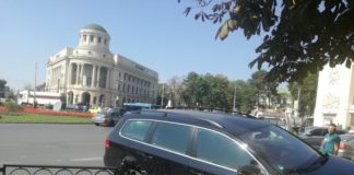 O soferita a sarit cu masina peste gardul de la Fundatie