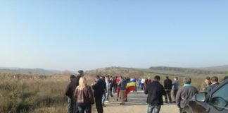 Un drum judetean plin de gropi a scos astazi in strada sute de ieseni si vasluieni. Galerie Foto