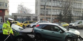 Update!Accident in fata la Mc Donald’s. Doua masini facute praf. Galerie foto