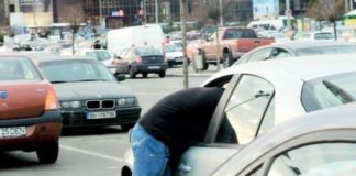 Trei minori arestati pentru ca au furat 12.000 lei din masina unui iesean