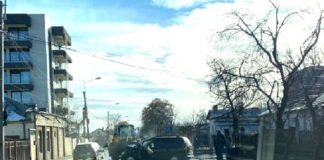 UPDATE! Accident pe Sararie. O masina a intrat intr-un buldoexcavator