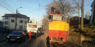 Un copac cazut pe un autobuz pe Arcu a blocat dimineata circulatia in centru