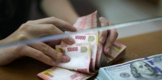 O tanara ieseanca a gasit un portofel cu 20.000 euro si l-a predat la Politie