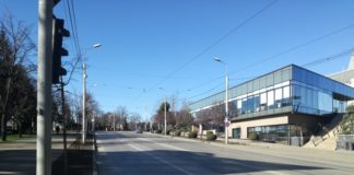 Iesenii s-au baricadat in casa dupa ce au golit hipermarketurile. Strazile sunt goale. Galerie foto