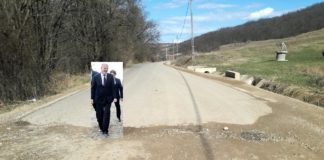 Drumul catre casa lui Maricel Popa, ca-n filmele cu prosti. Asfalt, pamant si iar asfalt