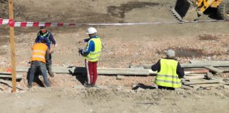 Pe santierul lui Iulian Dascalu muncitorii stau ciorchine fara masca de protectie