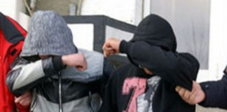 Doi talhari s-au dat drept politisti pentru a prada niste copii