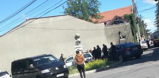 Deces din cauza Covid printre rromii din Motca. Rudele si prietenii la spital