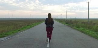 Ieseanca care ar fi fost violata la Cozia si-a retras plangerea. Vezi cat l-a costat pe ‘’baiat’’ O femeie care fuge