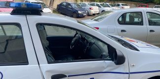 Scandal, într-un bar din Iaşi! Maşina de Poliţie a fost distrusă! Masina de Politie distrusa