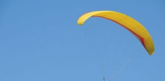 Iesean ranit grav dupa ce a cazut cu parapanta la Popricani parapanta