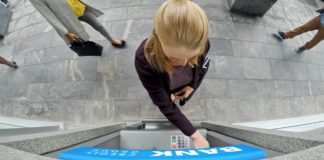 Blonda de 25 de ani din Iasi care a golit cardul celei mai bune prietene: 4 ani de inchisoare cu executare blonda la ATM