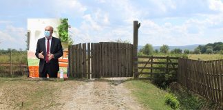 Baronul PSD Iasi isi asfalteaza drumul pana la ferma de la țară. Pe banii noștri Maricel Popa si poarta ferma