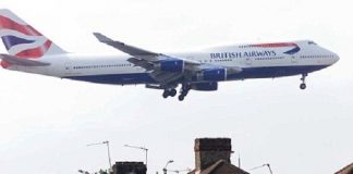 Judecatorii au anulat autorizatia unei case ridicate in calea avioanelor la Aroneanu avion deasupra unei case