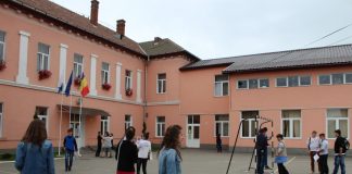 Surpriza! Judecătorii redeschid școlile și grădinițele din Iași Copii in curtea scolii