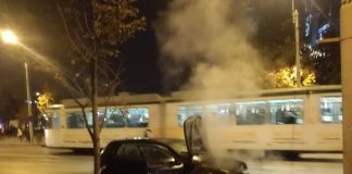 O masina Volkswagen a luat foc in fata Palatului Culturii. Galerie foto masina arsa Palat