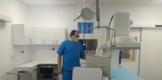 Medicul acuzat că punea dispozitive de la morţi, în proces cu Spitalul „Spiridon”! Dan Nicolae Tesloianu, nemulţumit de postura în care se afla! (EXCLUSIV) medicul Tesloianu langa angiograful de la Spiridon-