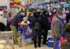 Măcel în hipermarketurile din Iași. Distanțarea socială invinsă de febra cumpărăturilor de Craciun aglomeratie Carrefour Felicia