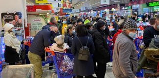 Măcel în hipermarketurile din Iași. Distanțarea socială invinsă de febra cumpărăturilor de Craciun aglomeratie Carrefour Felicia