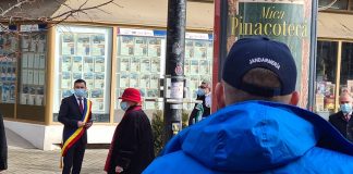 După ce a fost atacat cu iaurt Chirica este păzit de jandarmi și de șeful Politiei Locale. Galerie foto Chirica pazit de jandarmi