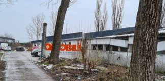 O firmă din Iași cu sediul într-un coteț a vândut spitalelor din țară măști Covid de milioane de lei Qmobili-sediu Comtom