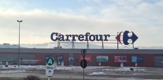 Un manager de la Carrefour Era a furat din magazin cu camionul hipermarketului Carrefour Era