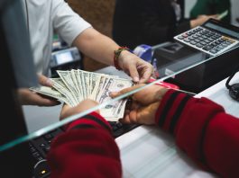 Sechestru, pe conturile unui afacerist din Iaşi! Scandalul a pornit de la o „gaură” de peste 500.000 de lei! bani ghiseu banca