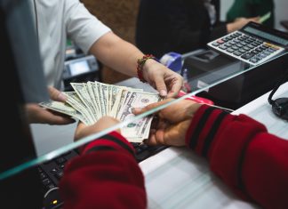 Sechestru pus pe bunurile unei femei de afaceri din Iaşi! „Gaură” de jumătate de milion de lei! bani ghiseu banca