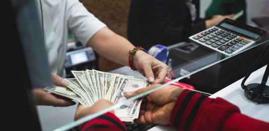 A băgat în buzunar banii companiei! „Gaură” de aproape jumătate de milion de lei, în bugetul societăţii! bani ghiseu banca