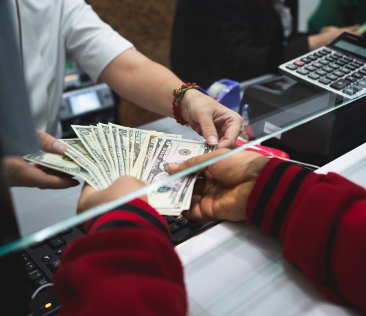 Sechestru pus pe bunurile unei femei de afaceri din Iaşi! „Gaură” de jumătate de milion de lei! bani ghiseu banca