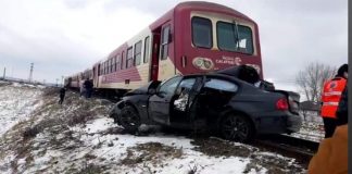 Update. Masina lovita de tren la Vladeni. Doi tineri au murit masina lovita de tren la Vladeni