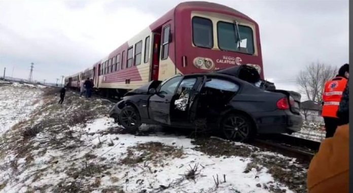 masina lovita de tren la Vladeni