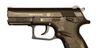 Scandal cu focuri de armă, pe o stradă din Iași! După o șicanare, unul dintre ieșeni a pus mâna pe un pistol! (EXCLUSIV) Pistol