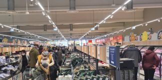 Îmbulzeală la inaugurarea Lidl din Moara de Foc. Greu de ieșit cu mașina din parcare. Foto inaugurare Lidl Moara de Foc