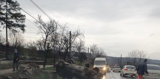 Un șofer beat mangă s-a răsturnat cu mașina la Chicerea accident Chicerea