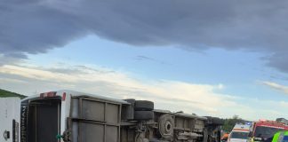 Accident grav. Microbuz plin cu călători răsturnat de un TIR la Popricani. Galerie foto accident microbuz Popricani