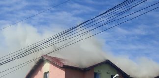 Incendiu la mansarda unui bloc din Metalurgie. Galerie foto incendiu bloc Metalurgie
