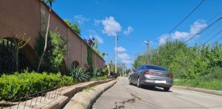 „Noaptea se aude un scârțâit de sub pământ”. Un cartier de vile se prăbușește într-o râpă prabușire strada Văleni